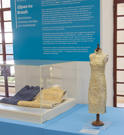 Vitrine do Acervo no MI - Qipao