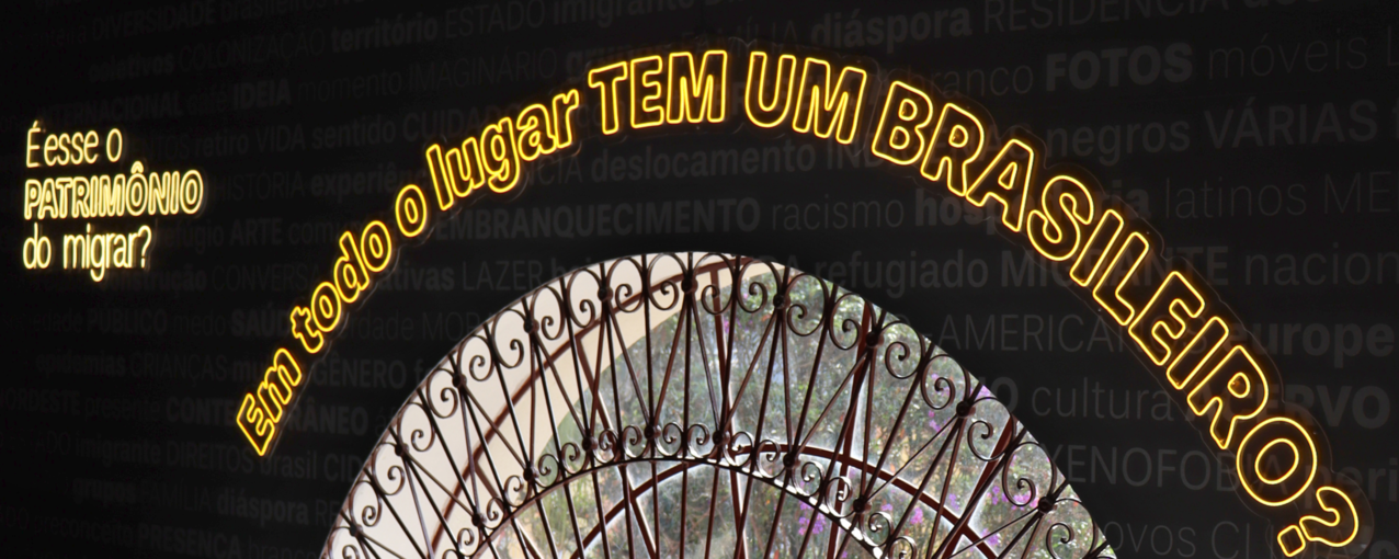 Imagem de vitral em espaço expositivo com a frase "Em todo lugar tem um brasileiro?""