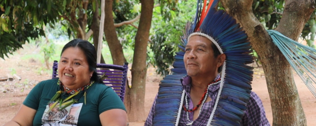 Na imagem consta Zélia Luiz e Julio Cesar, do povo terena, presentes nas entrevistas do bloco deslocamentos indígenas.