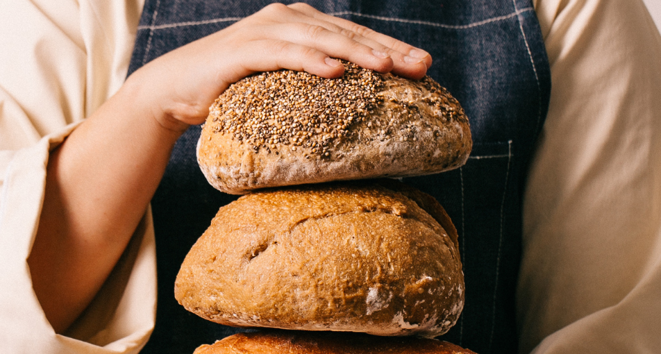 foto de pessoa segurando pães